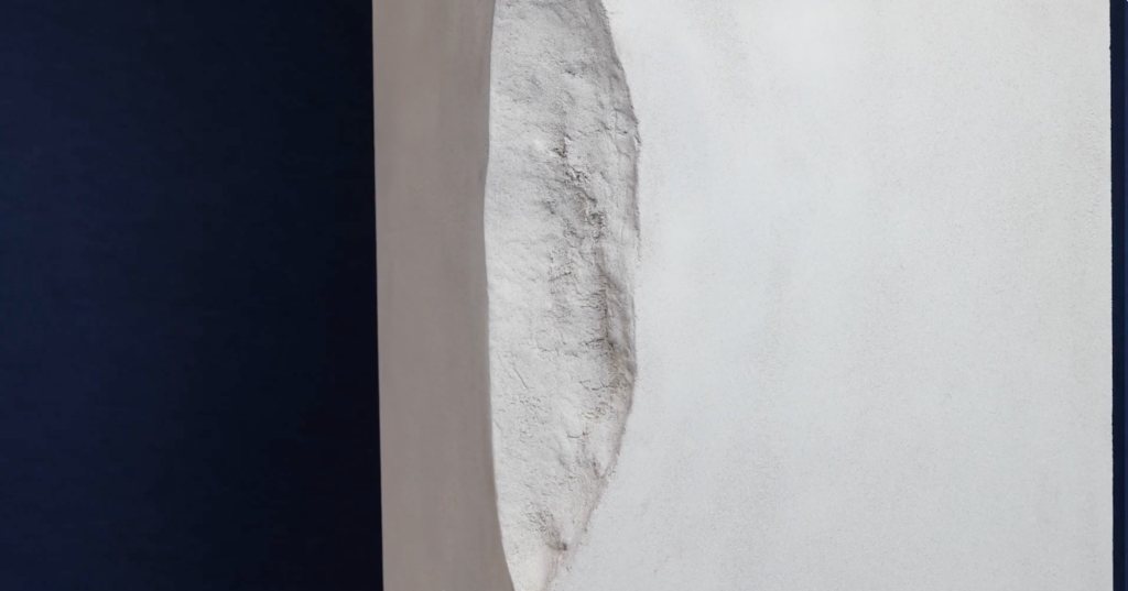 Área deteriorada en una pared de concreto antes de realizar la reparación