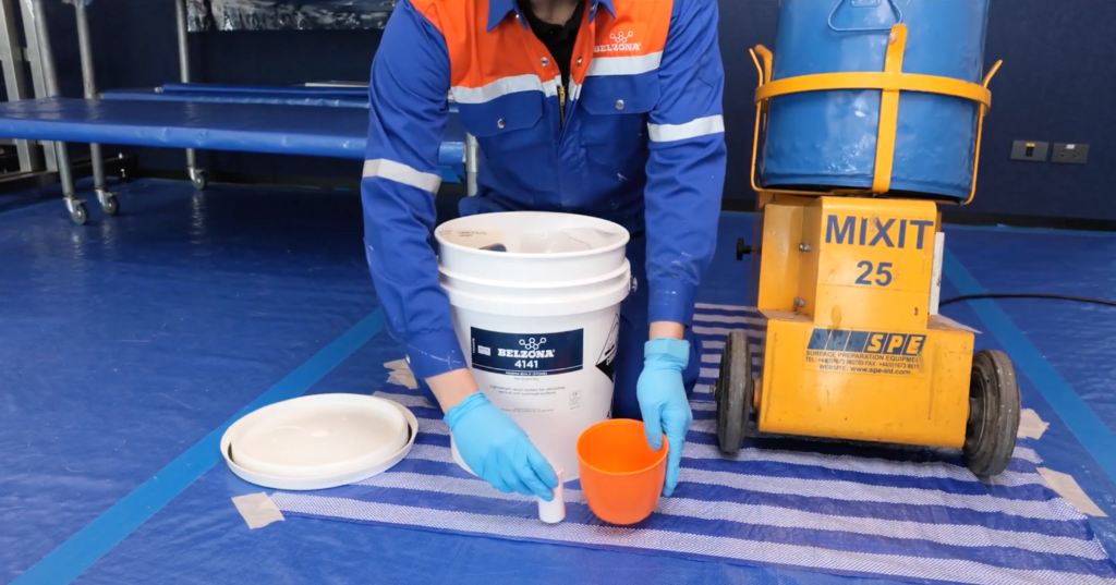 Preparación de los componentes de Belzona 4141 para reparar concreto
