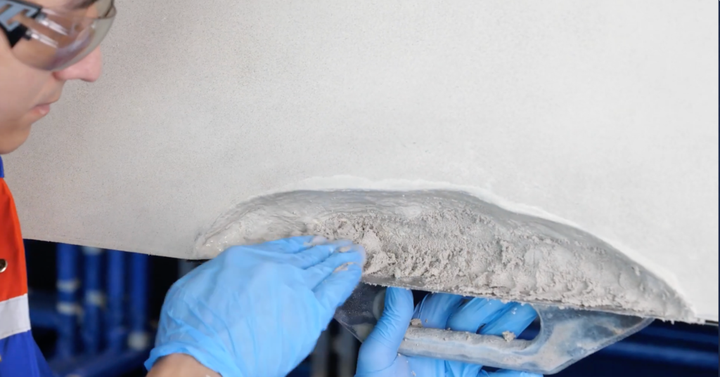 Aplicación de Belzona 4141 en una reparación de concreto sobre cabeza