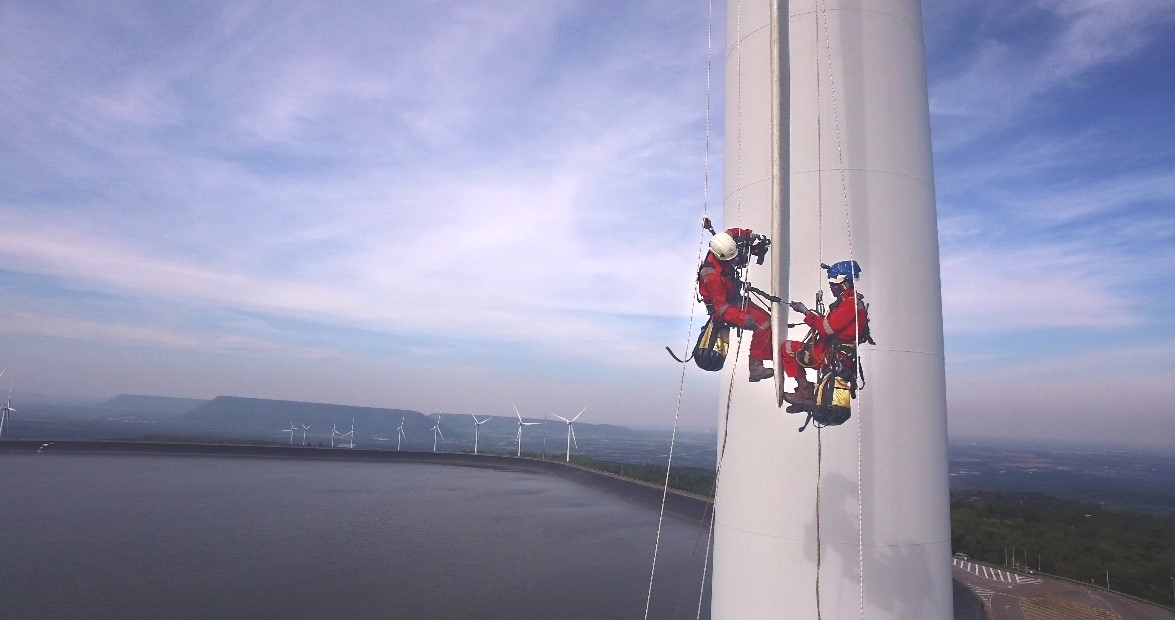 2-part leading edge protection coating, Belzona 5721, being applied in situ at a windfarm