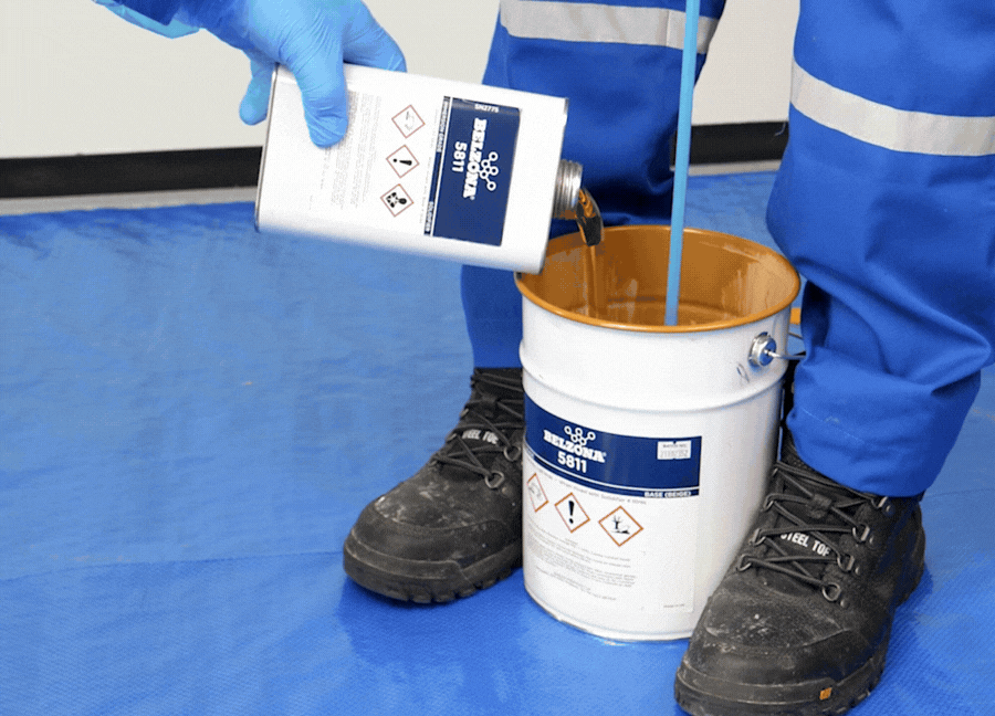  
Gradually pour the solidifier into the base and mix until a uniform color is achieved
